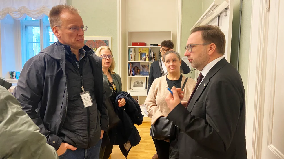 Micael Hansson, Malin Blåudd och Malin Kardell pratar med utbildningsutskottets ordförande Fredrik Malm (L).