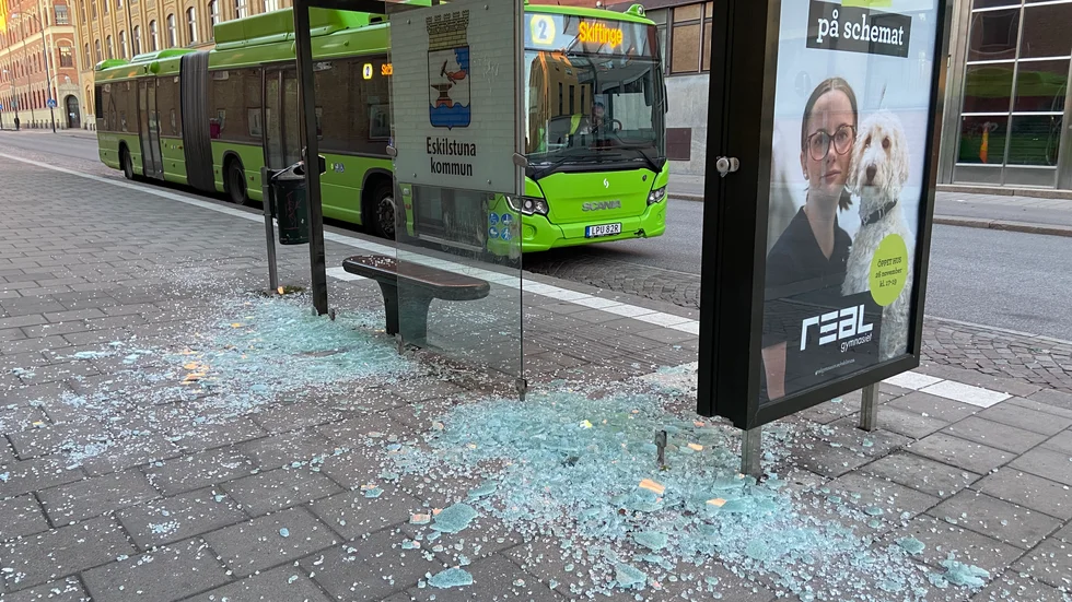 En busskur i centrala Eskilstuna vandaliserades natten till lördag.