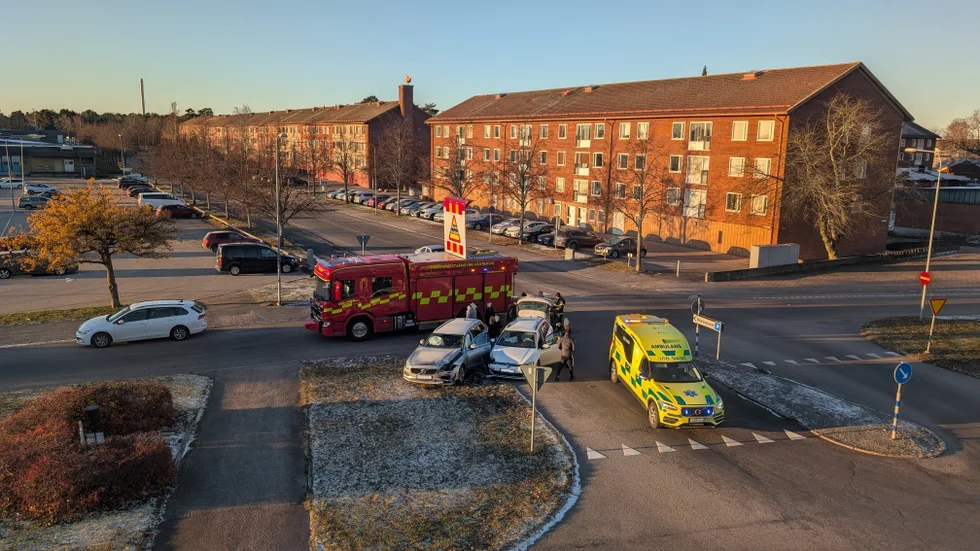 Esplanaden. Två personbilar i olycka. Räddningstjänst och ambulans på plats.