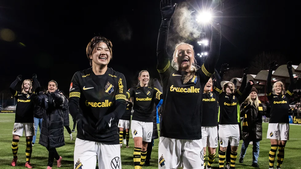 Villemo Dahlqvist, till höger, och AIK fick jubla efter den avgörande kvalmatchen mot Umeå IK. 