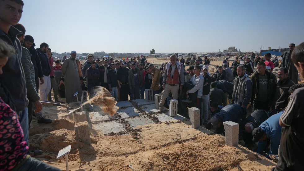 Tre barn ur samma familj, som dödats i israeliska flygräder, begravs i Dayr al-Balah. Bilden togs förra veckan.