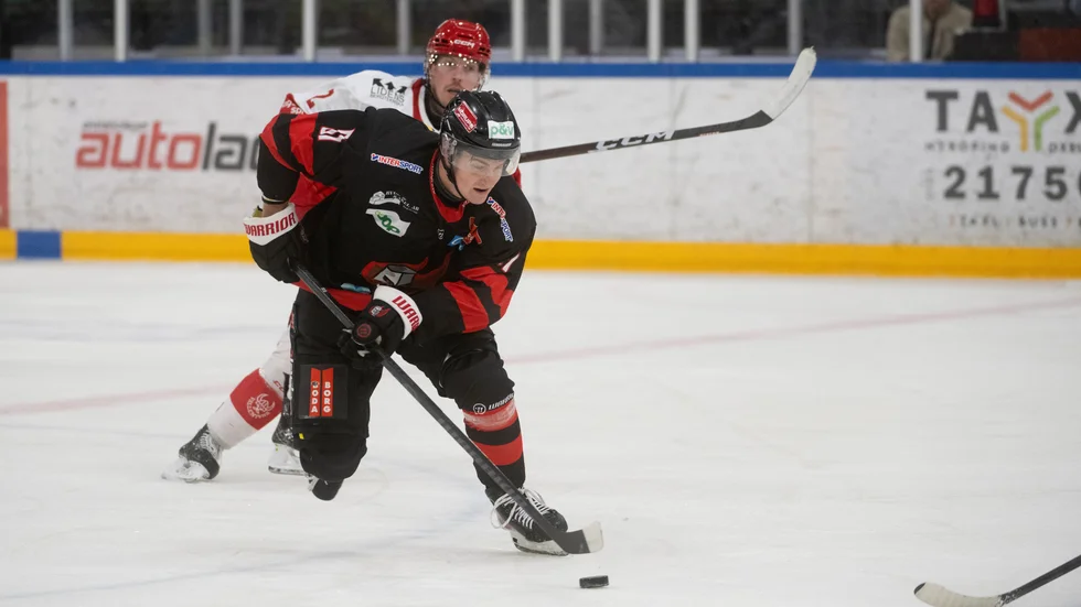 Nyköpings SK och Jonathan Andersson matchar i lilla ishallen.