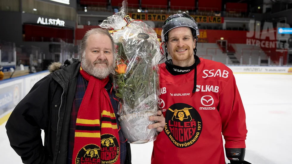 "Det gör mig glad att veta att det finns folk som tänker på mig", säger Brendan Shinnimin efter Hans Vikberg överräckt blombuketten som han och några andra supportrar har skramlat ihop till.