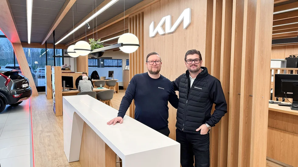 Mikael Söderman (vänster) är utsedd till servicechef på den nya Björkmans Bil-anläggningen i Enköping, och har en svårslagen erfarenhet av att jobba med Kia-bilar. Max Ahde (höger) är försäljningschef på den nya anläggningen, som nu söker ytterligare 20 medarbetare.