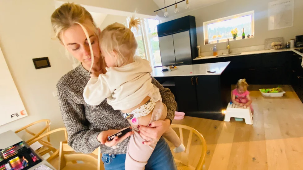Ett ständigt noggrant kontrollerande av blodsockervärden. Det är vardag för familjen Wallgren-Lindroos numera, när såväl pappa Freddy som döttrarna Nomie, 2, och  Julie, 4, har diabetes 1. För Elin är det viktigt att berätta, och sprida kunskaperna om sjukdomen, så fler vill bidra till forskningen. "Har man inte sjukdomen i sin närhet inser man inte allvaret. Jag hoppas det finns ett botemedel när flickorna är tonåringar."