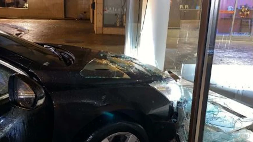 Eskilstunabon som erkänner att det var han som körde bilen åtalas för smitning, ringa narkotikabrott och grovt rattfylleri.