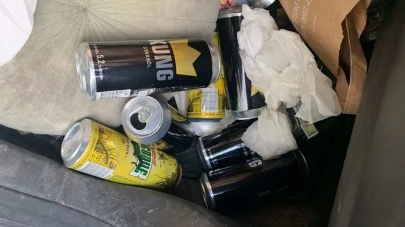 Mannen hade flera öppnade och oöppnade ölburkar i sin lätta lastbil. 