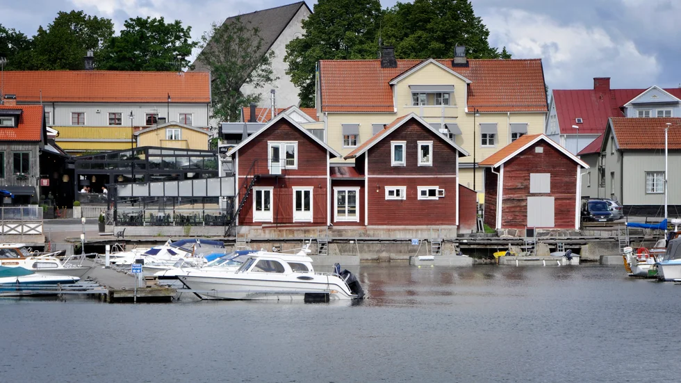 Bygget av det 200 kvadratmeter stora bryggdäcket vid en restaurang i Öregrunds hamn har stoppats. På det sätt som bryggan byggs nu utgör den en risk för människors liv och hälsa, enligt Östhammars kommun.