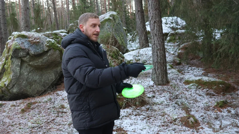 Jesper Asplund är ordförande för Enköpings Discgolfförening. Det är föreningen som ska bygga banan i Ängslyckan.