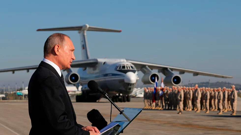 Vladimir Putin på den då relativt nya militärbasen Khmeimim vid ett besök i Syrien i december 2017.