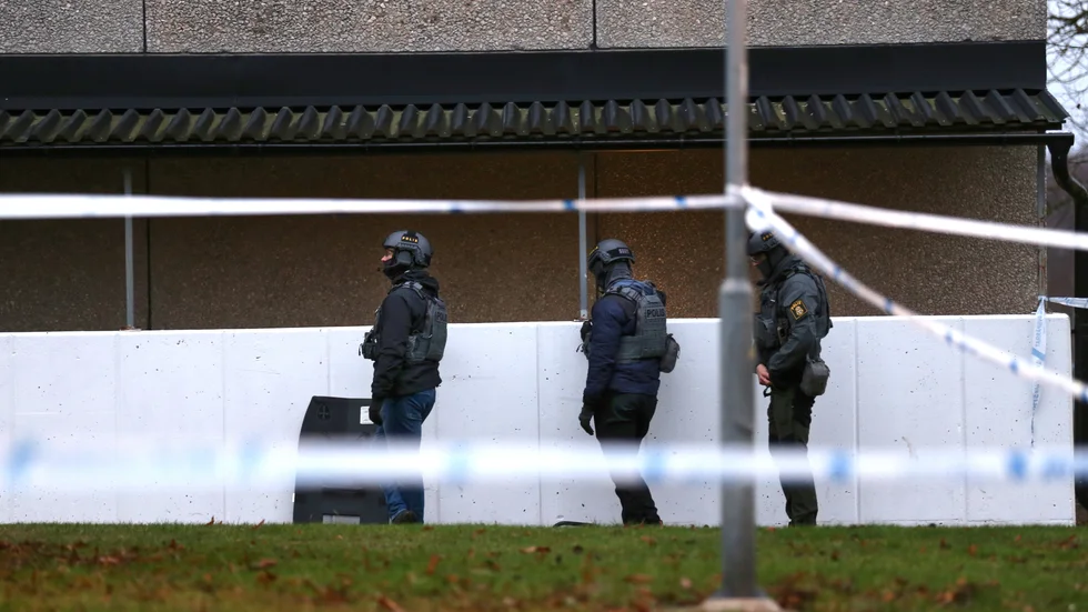 Efter att en medelsålders man ska ha hotat poliser inleddes en stor insats på Gråbo under tisdagsmorgonen. Nu kan Helagotland berätta vilken typ av hot det ska ha handlat om.