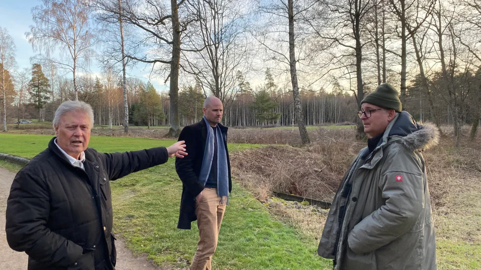 Vinter. Motala golfklubbs ordförande Sven-Göran Andersson, styrelseledamot Björn Orrenius och banchef Erik Ross inspekterar sin bana på vintern. Närheten till soptippen gör att vatten okontrollerat kan välla in på flera hål. 