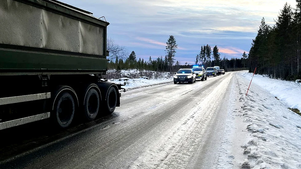 Så här såg vägen ut när Norrans reportrar var på plats och rapporterade från olycksplatsen i Norrlångträsk, där en man i 60-årsåldern omkom i tisdags. Det var glashalt och spårigt.