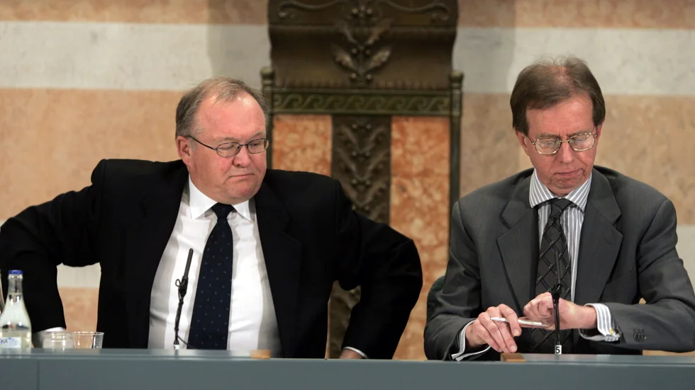 Statsminister Göran Persson tillsammans med statssekreterare Lars Danielsson den 3 januari 2005 då det meddelas att Persson kommer att åka till Thailand.