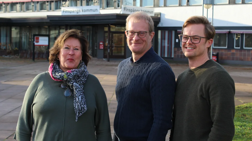 Riitta Leiviskä Widlund (S), Mats Annerfeldt (S) och Mikael Wallin (L) är glada över att äntligen kunna komma med lite positiva nyheter om Finspångs ekonomi.
