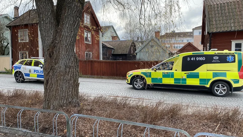 Polis och ambulans på plats.