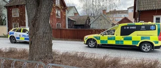 Tonårstjejer på elsparkcykel påkörda av bil