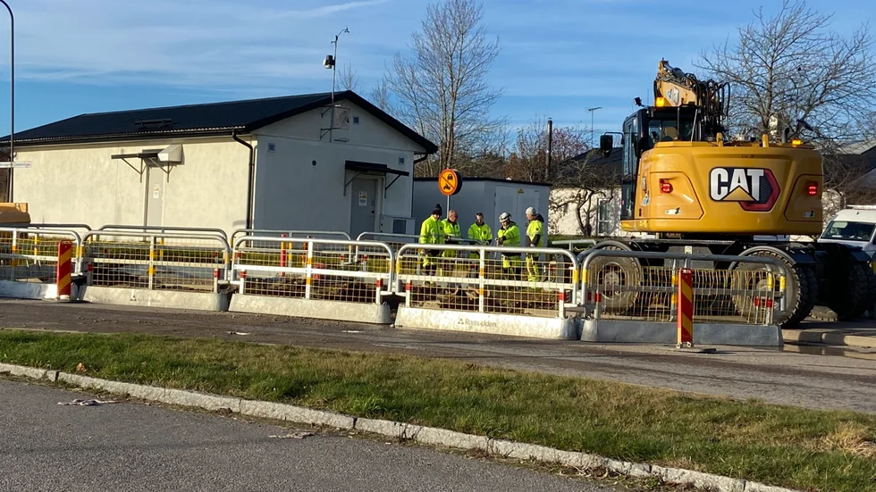 Ledningen är lagad men avspärrningrna står kvar, åtminstone under förmiddagen på tisdag.