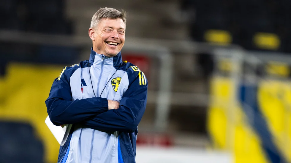 Förbundskapten Jon Dahl Tomasson på planen under fotbollslandslagets träning inför lördagens Nations League-match mot Slovakien.