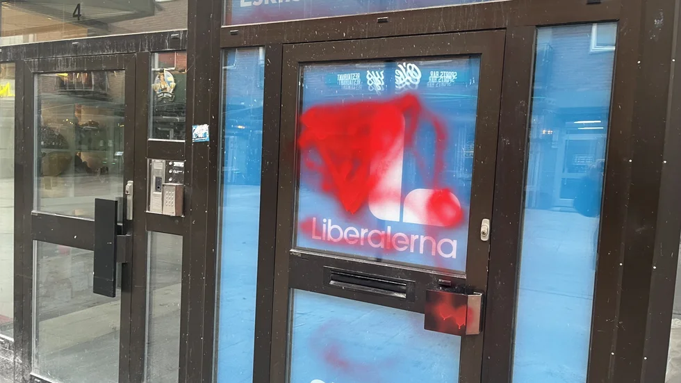 Dörren till Liberalernas kansli i Eskilstuna. En röd upp- och nedvänd triangel används som symbol av den terrorstämplade organisationen Hamas.