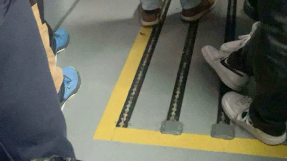 Så här kan det se under eftermiddagarna ut på linjebussen som går längs E4 från Luleå mot Råneå och vidare mot Haparanda. 