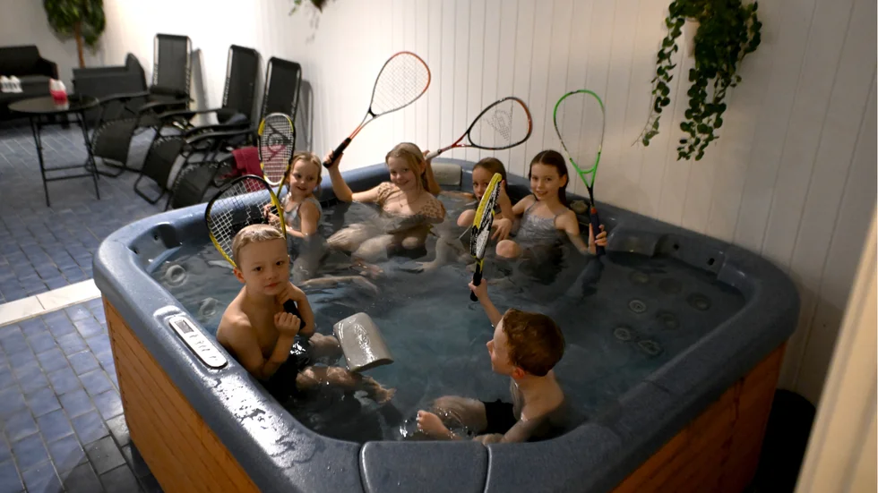 Under hemmaturneringen fick också föreningens yngsta spelare göra tävlingsdebut. Något som senare firades med ett dopp i jacuzzin.