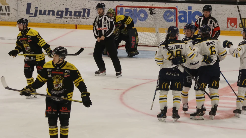 Södertälje jublar efter 3-0 mot Vimmerby.