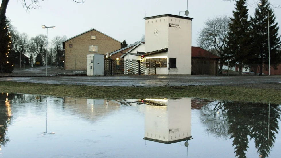 Ett befäl vid Upplands flygflottilj kan förlora jobbet efter att ha dömts för brott mot två ordningsvakter. 
