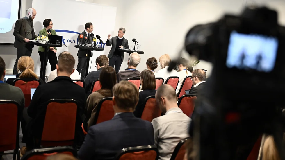 Ministrar håller pressträff på Folk och Försvars rikskonferens i Sälen. 
Svenska Freds anser i sin insändare att det är ”en tondöv tillställning som fortsätter att hamra in sitt budskap...mer vapen”.
