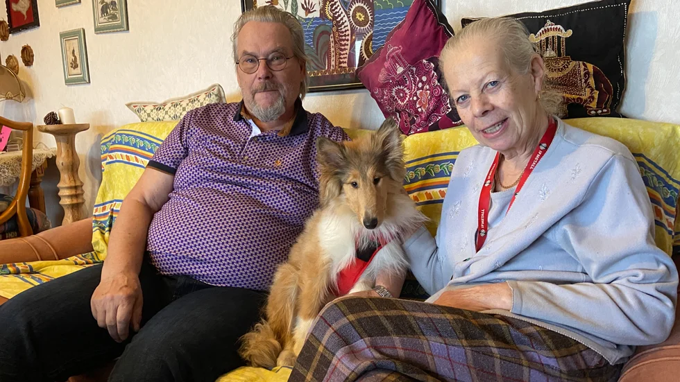 Jukka och Alli Eerola kan pusta ut sedan valpen Alice, knappt fem månader gammal, återvänt efter sitt cirka 36 timmar långa äventyr i bruksamhället.