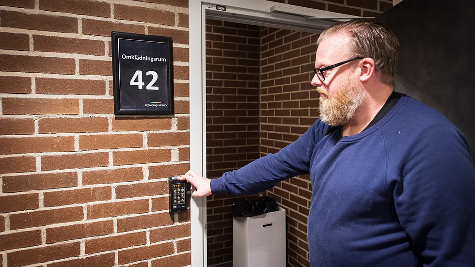 Markus Nilsson. driftchef på Rosvalla föreslår att  att ansvarig ledare/lärare är på plats och släpper in laget eller skolklassen. Då eliminerar man risken för stöld på grund av att koder kommit i orätta händer.