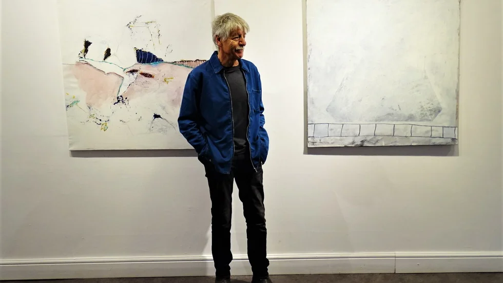 Wolfgang Peter Menzel med sina målningar "Landskap I" och "Monument".