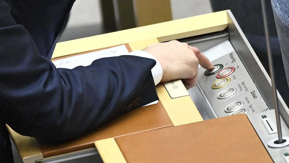Justitieminister Morgan Johansson får sitta kvar efter fredagens misstroendeomröstning. Men ledarskribenten manar ändå till snabbare åtgärder mot problemen inom hans område.