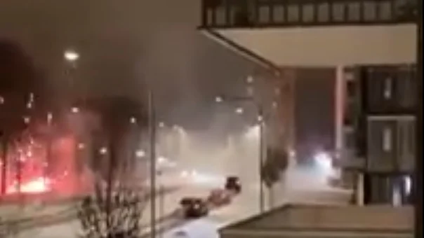En boende i närområdet fångade på film när flera raketer smällde under söndagskvällen.