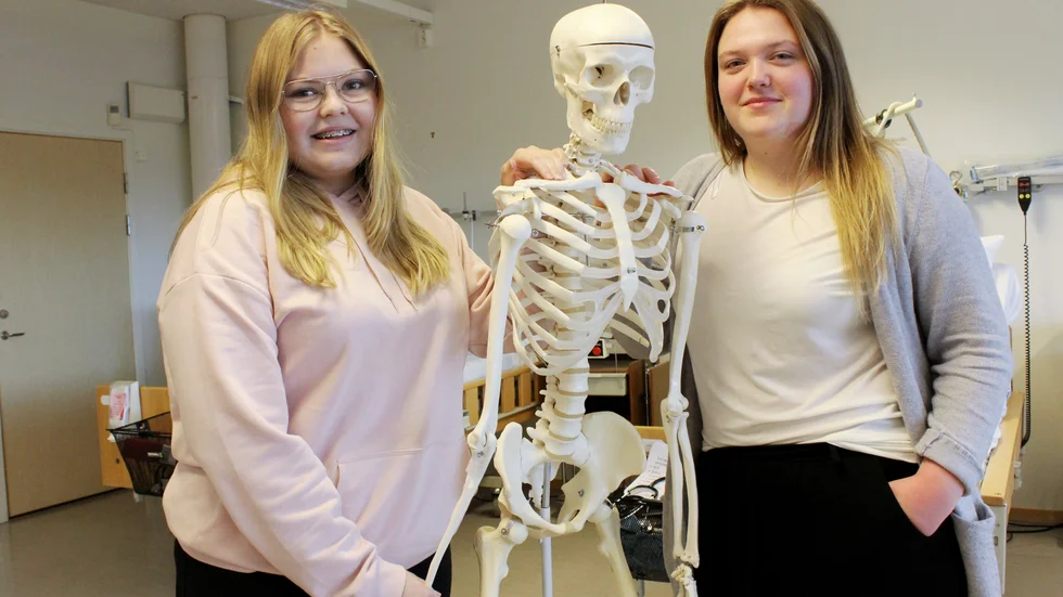 Carolina Pettersson och Tilde Flink planerar en framtid som ambulanssjuksköterskor.