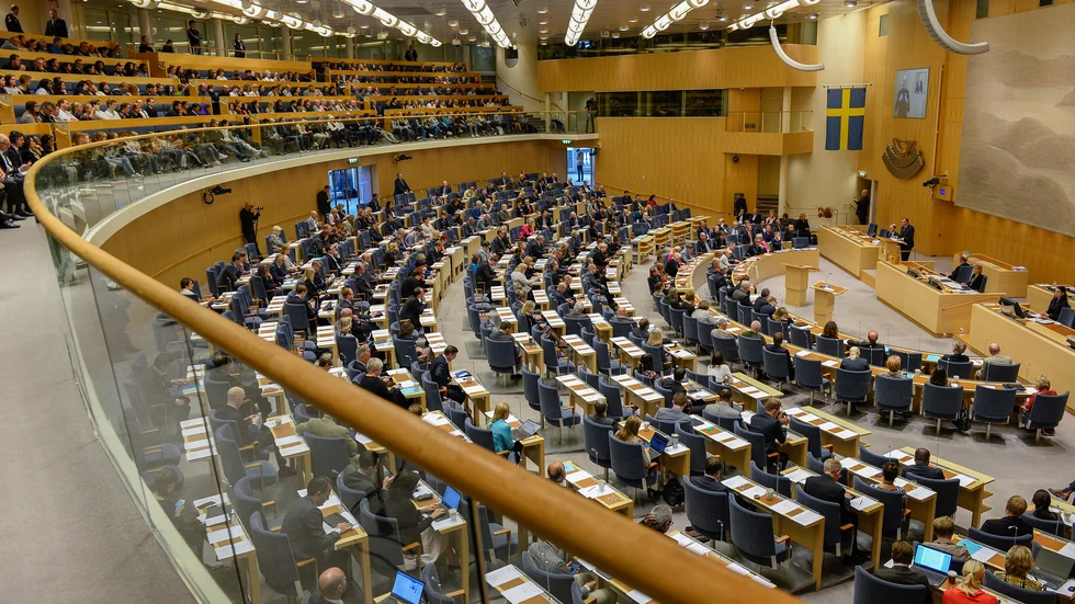 Insändarskribenten  skriver om det parlamentariska läget i Sverige.Inget politiskt parti har egen majoritet. 