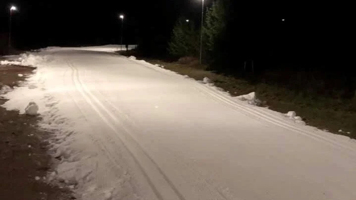 Konstsnöspåret i Eksjö börjar ta form, men det behövs mer kyla framöver om det ska kunna utökas från nuvarande 300 meter.