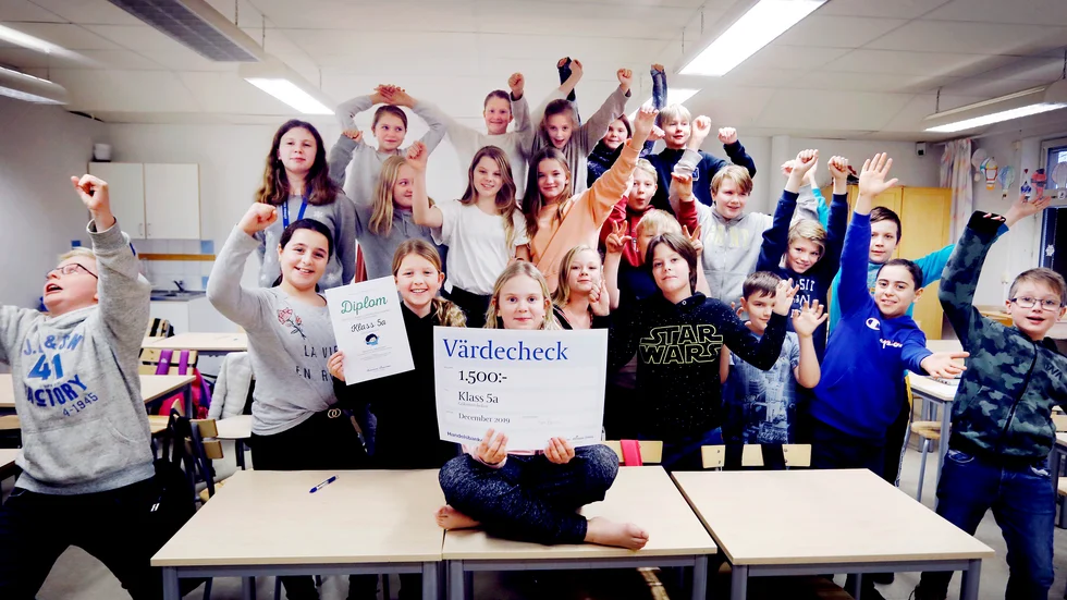 Klass 5A på Gökstensskolan har lagt ner stort engagemang på MiniBladets reporterskola. Alla elever har skrivit egna artiklar. Alice Lindes humoristiska hönshistoria fick juryn på fall och kammade hem 1500 kronor till klasskassan. 