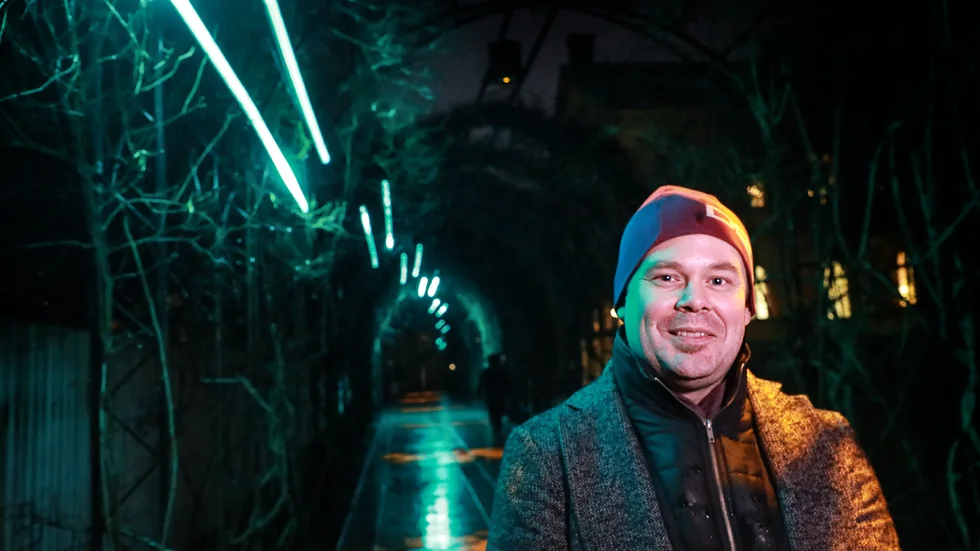 Robin Hedman, ljusdesigner på Tekniska verken står bakom installationen "Drömmarnas korridor" vid Rosengången mellan Domkyrkan och Konsert & Kongress.