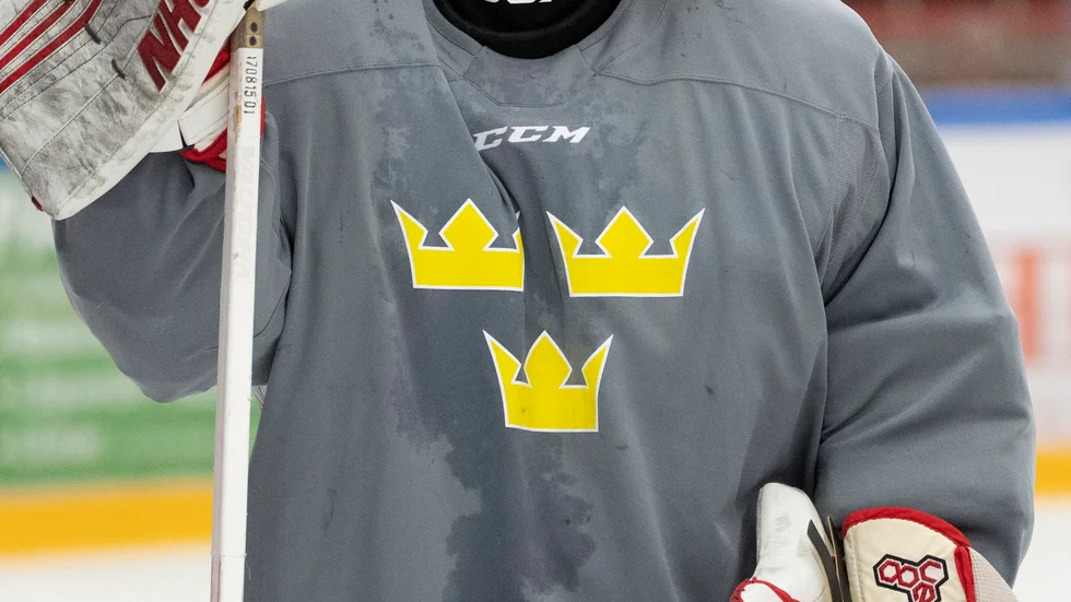 Nyköpingsspelare får dra på sig det klassiska Tre Kronor-stället.