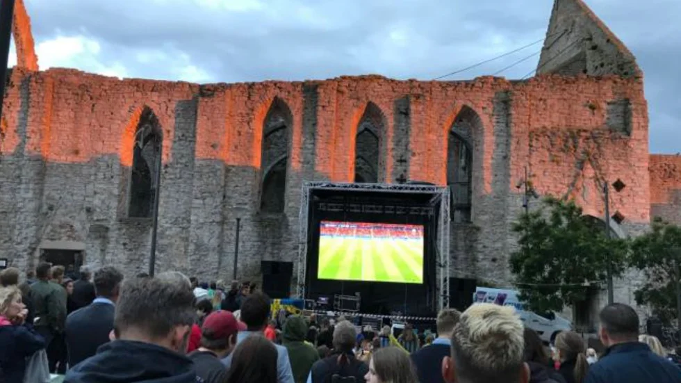 En bild från ett av de tidigare tillfällena då sport visats på Stora torget. Denna gång vill Visby Centrum ha skärmen på plats en hel månad.