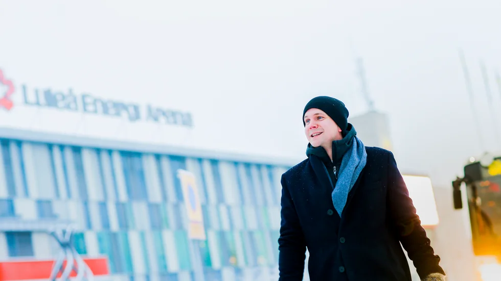 Efter fem månader i Bryssel är John Kostet hemma för att fira jul med familjen. "Det känns skönt att vara hemma igen", säger han. 