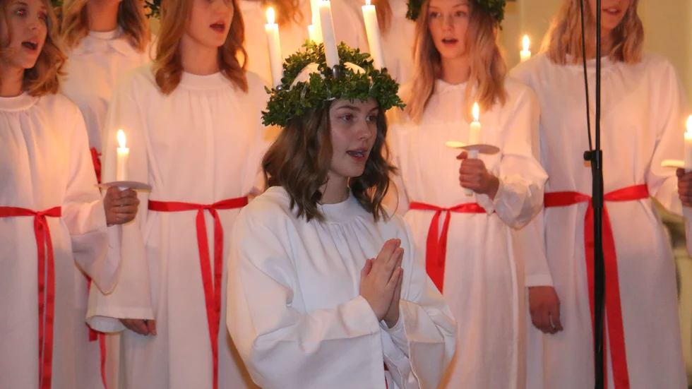 Med Lucia, Sofie Brink i spetsen bjöds en traditionell Luciatablå i Vimmerby Kyrka. Vilket inte hindrade att ett par modernare inslag fanns med.