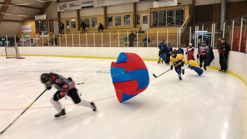 Ser det mystiskt ut? Syftet för spelaren att åka fäst vid en fallskärm, är att få ett motstånd och få rätt åkposition på isen.