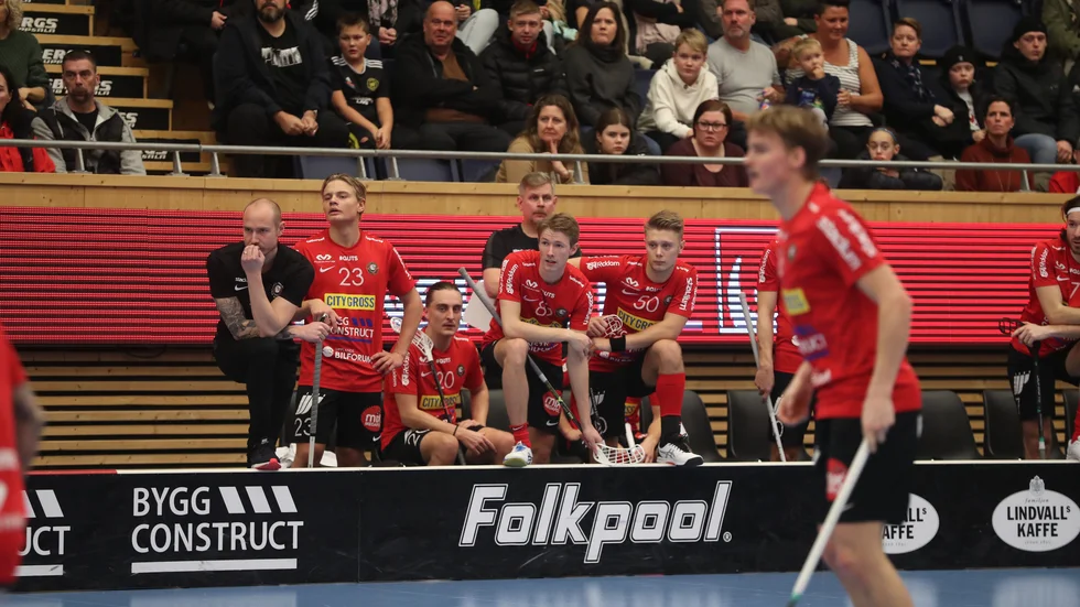 Kristofer Widlundh, t v, har tillfrisknat och räknar med att följa Storvretaspelarna till Umeå för tisdagens match mot Dalen.