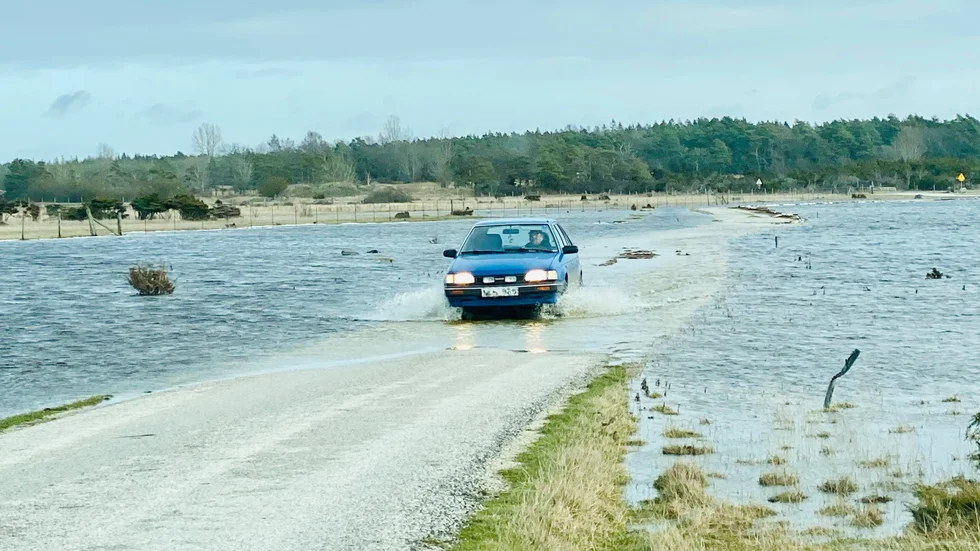 Vägen vid Hammarudd vid Eksta stod i vatten under måndagen. Sannolikt som följd av en kombination av både högt vatten i Östersjön och stormen Ciaras framfart.
