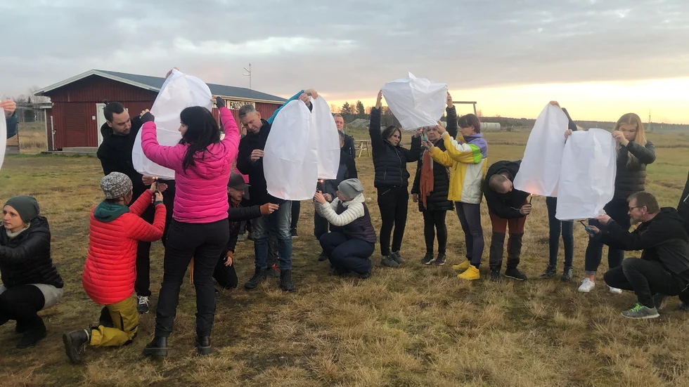 Under inspelningen av "Sofias änglar" vid klubbstugan i Umeå skickade medlemmar, vänner och anhöriga upp svävande lyktor till minne av de nio hoppänglar som omkom i somras.