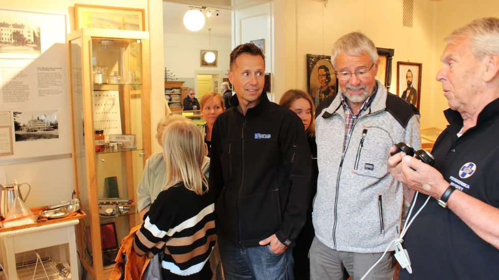 Ulf och Henrik Hallberg passar på att fråga ut guiden Stanley Ahl om en del behandlingsmetoder som förekom på Sankta Gertruds sjukhus.