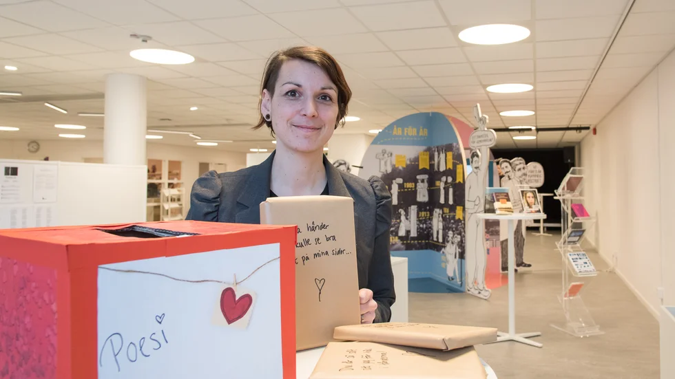 Ellinor Svensson, planerar bibliotekens programverksamhet. Nästa vecka ligger fokus på kärlek. 