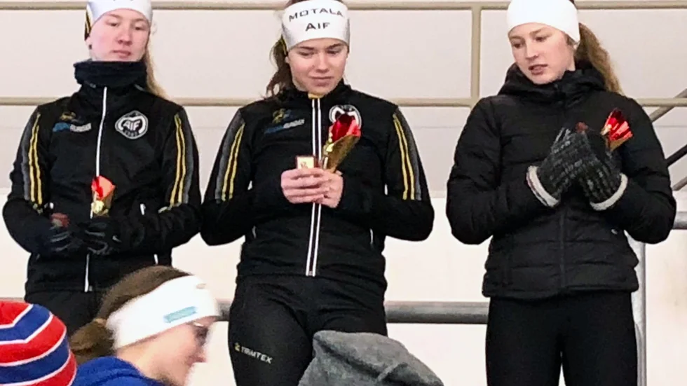 Tina Svensson, i mitten på arkivbilden, satte en rad rekord på tävlingen Nya Winnbergs minne i Västerås i helgen.